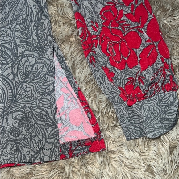 Susan Graver Floral Gray and Red Women's Top - Picture 4 of 5